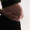 Femme enceinte qui pose ses mains sur son ventre